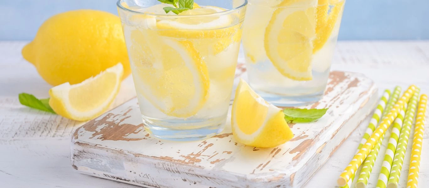 Προσοχή: Αυτός είναι ο λόγος που δεν πρέπει ποτέ να ζητάτε έξω λεμόνι στο νερό σας